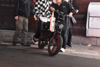 モペット取り締まりに記者が同行　呼び止められたライダーの言い分