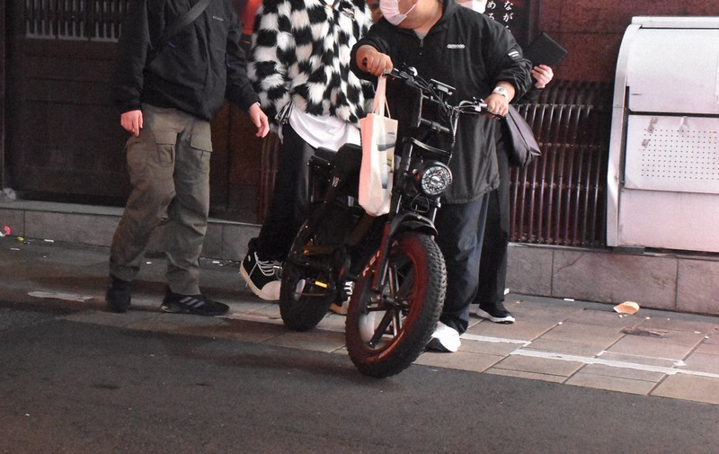 モペット取り締まりに記者が同行 呼び止められたライダーの言い分
