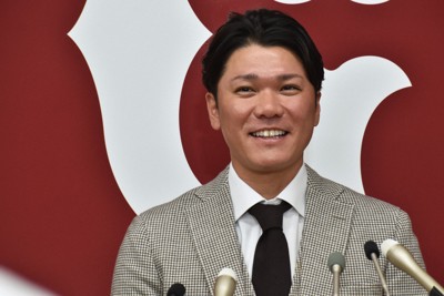 契約更改交渉を終え、記者会見で笑顔を見せる巨人の坂本勇人選手＝東京都内で2025年12月9日、牧野大輔撮影