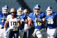 全日本大学選手権準決勝でタッチダウンを決める関学大の星野太吾選手（手前）＝ヤンマースタジアム長居で2025年11月30日、長澤凜太郎撮影