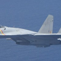 6月、海上自衛隊のP3C哨戒機に異常接近した中国海軍のJ15戦闘機。12月6日に沖縄沖の公海上空で航空自衛隊の戦闘機にレーダー照射したのもJ15だった＝太平洋上で2025年6月8日（防衛省提供）