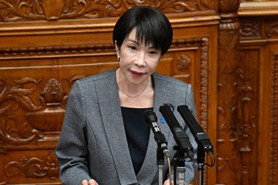 参院本会議で答弁する高市早苗首相。支持率は高いが自民党内には反発が強まっている