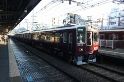 阪急神戸本線でかつて運転されていた10両編成の列車＝筆者撮影
