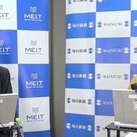 いじめと戦争の関係について対談した評論家の荻上チキさん（右）と栗原俊雄記者