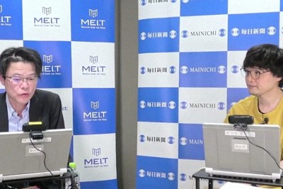 いじめと戦争の関係について対談した評論家の荻上チキさん（右）と栗原俊雄記者