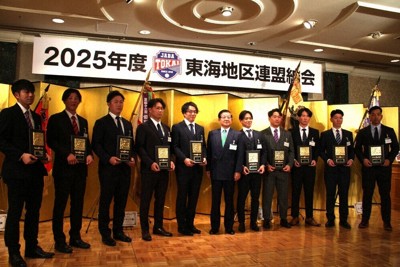 ベストナインを受賞した選手ら＝名古屋市内で2025年12月9日、道下寛子撮影