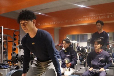 ウエートトレーニングをする西口直人投手（手前）と見守る野球部員＝甲賀市甲賀町鳥居野で、菊池真由撮影