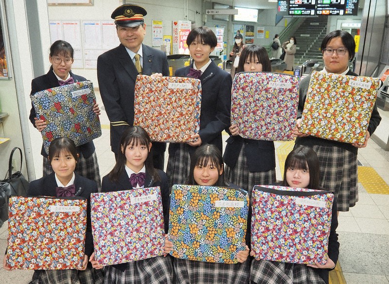 手作り座布団で「温かく」 奈良文化高生、近鉄2駅に寄贈 大和高田