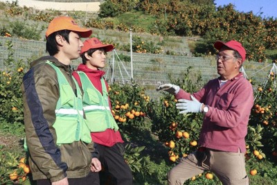 被災からの復旧について、農家の中島利昌さん（右）から話を聞く香川大の青木渡亜さん（中央）と山上倖節さん＝愛媛県宇和島市で、共同