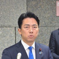 自衛隊機が中国軍機からレーダー照射を受けた問題で臨時記者会見を開いた小泉進次郎防衛相＝東京都新宿区の防衛省で2025年12月10日午前10時43分、竹内望撮影