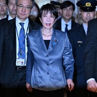 衆院予算委に臨み国会内を歩く高市早苗首相（中央）＝2025年12月10日午前8時49分、平田明浩撮影