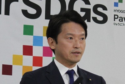 記者会見に臨む斎藤元彦・兵庫県知事＝神戸市中央区で2025年12月10日午前10時52分、栗田亨撮影