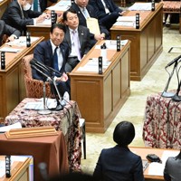 衆院予算委員会で国民民主党の玉木雄一郎代表（左手前から4人目）の質問に答弁する高市早苗首相（右）＝国会内で2025年12月10日午後2時24分、平田明浩撮影