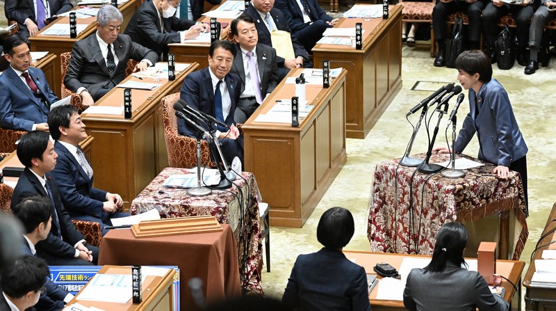 衆院予算委員会で国民民主党の玉木雄一郎代表（左手前から4人目）の質問に答弁する高市早苗首相（右）＝国会内で2025年12月10日午後2時24分、平田明浩撮影