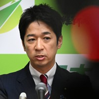 記者会見する日本維新の会の藤田文武共同代表＝国会内で2025年12月10日午後1時9分、平田明浩撮影