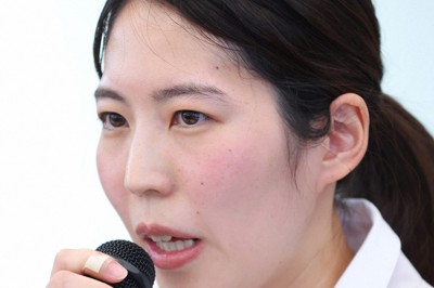 記者会見で質問に答える福間香奈清麗＝大阪市北区で2025年12月10日午前10時24分、梅田麻衣子撮影
