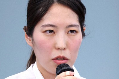 記者会見する福間香奈清麗＝大阪市北区で2025年12月10日午前10時15分、梅田麻衣子撮影
