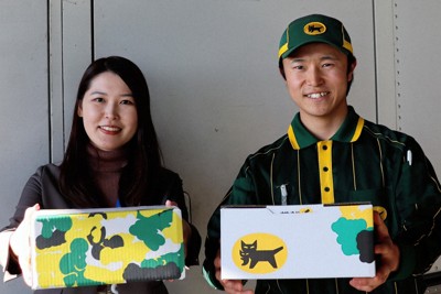 「ストーリーボックス」を手にするヤマト運輸の加藤典子さん（左）と宮脇優貴さん＝千葉県船橋市で2025年11月26日午後2時3分、小林多美子撮影