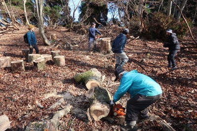 八草古道で伐採した木を使って丸太のイスを作る有志ら＝吉田一郎さん提供