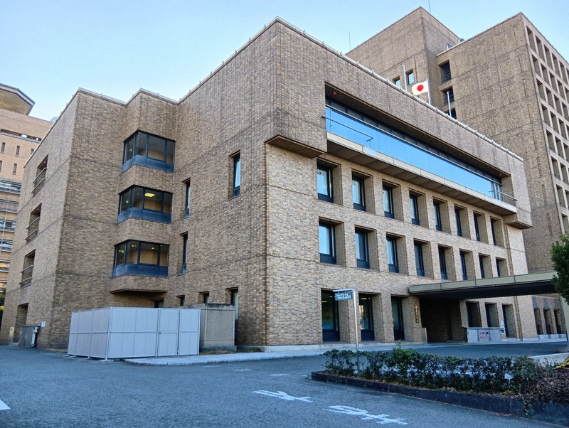 古川広志氏が在籍していた徳島県議会の建物＝徳島市万代町1で2025年12月10日午後3時22分、植松晃一撮影