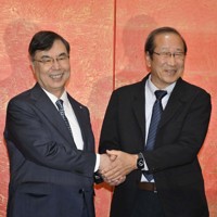 対談を終え、握手する坂口志文・大阪大特任教授（左）と北川進・京都大特別教授＝京都市左京区で2025年11月10日午後1時59分、北村隆夫撮影