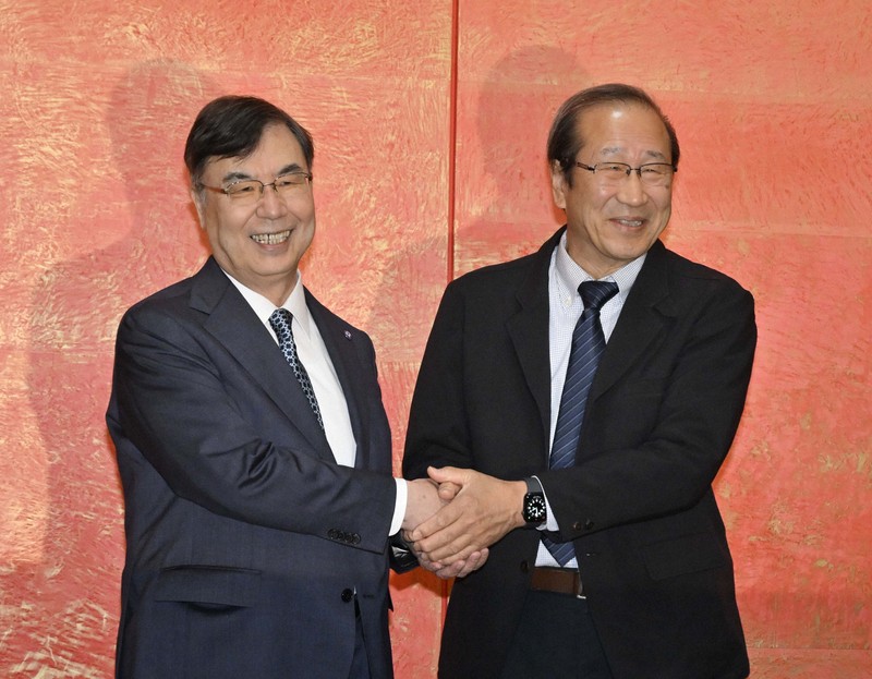 対談を終え、握手する坂口志文・大阪大特任教授（左）と北川進・京都大特別教授＝京都市左京区で2025年11月10日午後1時59分、北村隆夫撮影
