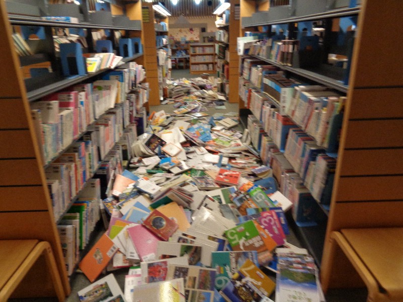 地震被害の図書館 床に落下した本の並び替え作業続く 青森・八戸