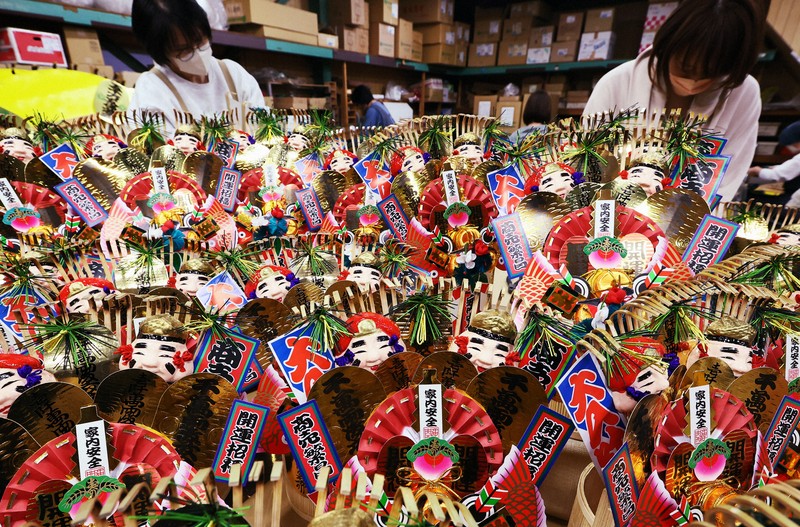 えびすの面に小判も 新年の縁起物・熊手作りが最盛期 奈良 | 毎日新聞
