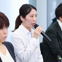 記者会見する福間香奈清麗（中央）＝大阪市北区で2025年12月10日午前10時14分、梅田麻衣子撮影