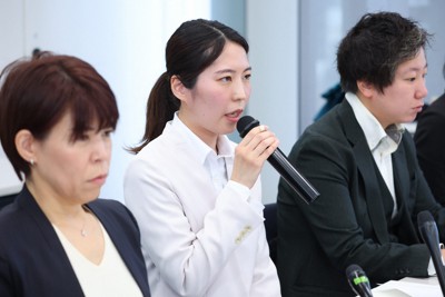 記者会見する福間香奈清麗（中央）＝大阪市北区で2025年12月10日午前10時14分、梅田麻衣子撮影