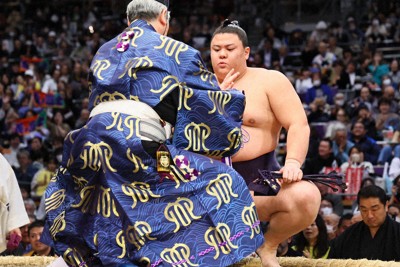 大の里を押し出しで破り、勝ち名乗りを受ける義ノ富士＝福岡市博多区の福岡国際センターで2025年11月18日、玉城達郎撮影