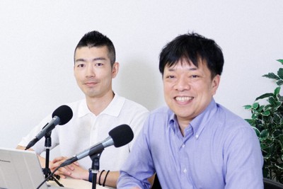 ポッドキャストを収録する倉沢仁志記者（左）、芳賀竜也デスク＝東京都千代田区の毎日新聞社で2025年8月25日、吉田航太撮影