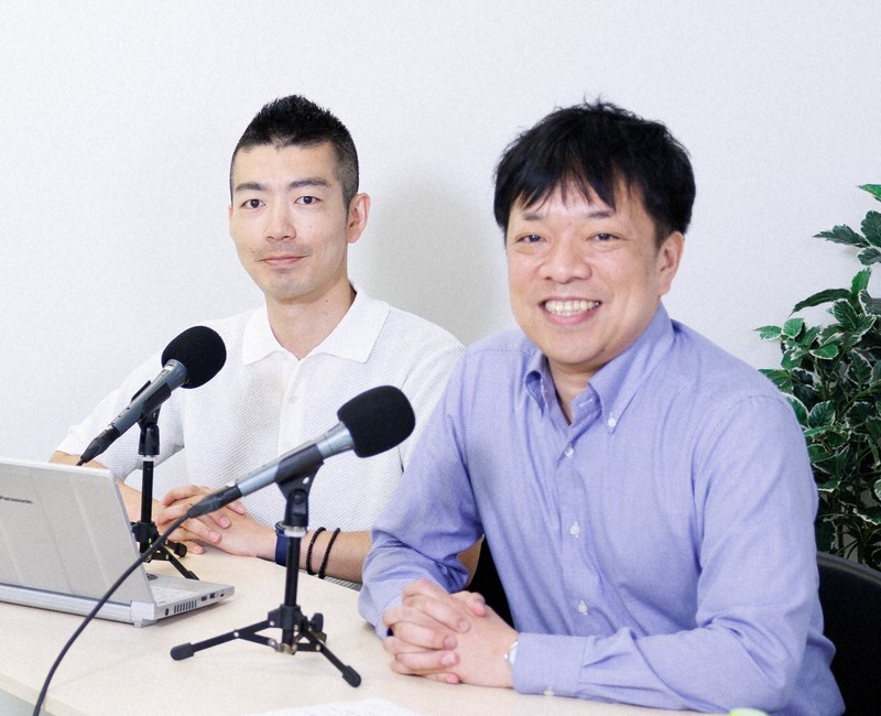 ポッドキャストを収録する倉沢仁志記者（左）、芳賀竜也デスク＝東京都千代田区の毎日新聞社で2025年8月25日、吉田航太撮影