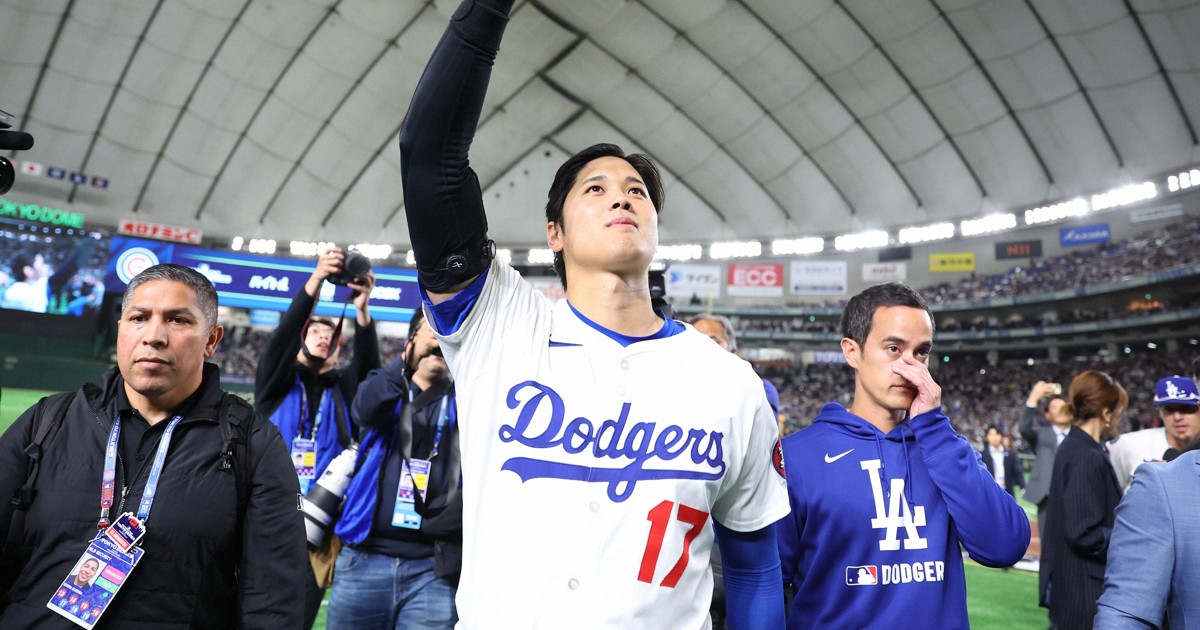 日本で開催された米大リーグの開幕シリーズ戦で、観客に手を振るドジャースの大谷翔平選手（中央）＝東京ドームで2025年3月19日、猪飼健史撮影