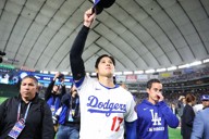 日本で開催された米大リーグの開幕シリーズ戦で、観客に手を振るドジャースの大谷翔平選手（中央）＝東京ドームで2025年3月19日、猪飼健史撮影