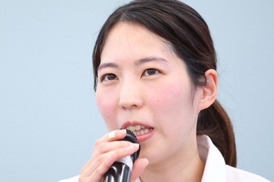記者会見で質問に答える福間香奈清麗＝大阪市北区で2025年12月10日午前10時26分、梅田麻衣子撮影