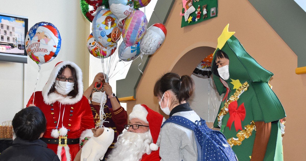 Santa, and many helpers, bring gifts and smiles to children at Yokohama hospital