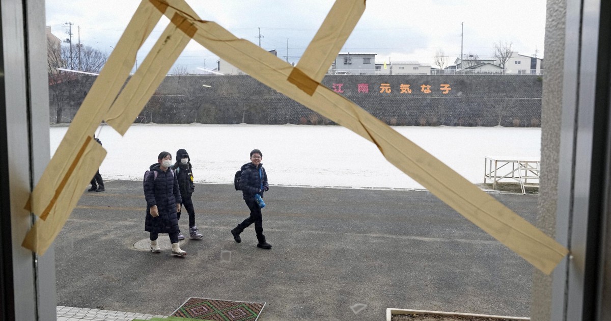 Schools reopen in Japan after M7.5 quake amid alert for another temblor