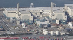 東京電力柏崎刈羽原発の7号機（左）と6号機＝新潟県柏崎市、刈羽村で2025年11月7日、本社機「希望」から