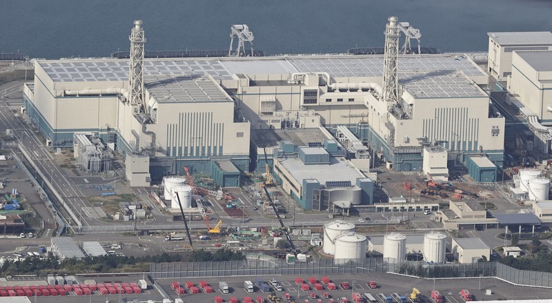 東京電力柏崎刈羽原発の7号機（左）と6号機＝新潟県柏崎市、刈羽村で2025年11月7日、本社機「希望」から