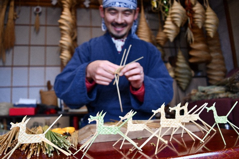 とうほく・冬点描：草原香る えとの「午」 山形・わら細工最盛期