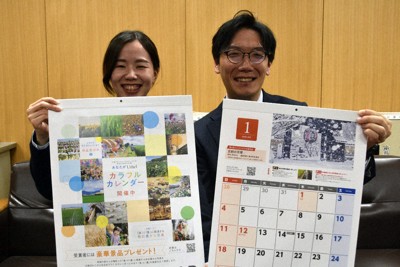 季節感あふれるカレンダーを紹介するJA東びわこ職員＝彦根市元町で、伊藤信司撮影