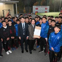 スポーツドリンクを手にした選手ら＝和歌山市善明寺の近大和歌山グラウンドで、恒成晃徳撮影