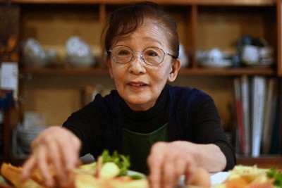 喫茶メキシコの河尻輝子さん＝尾道市で、佐藤賢二郎撮影