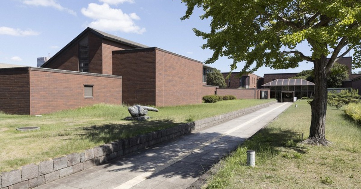 Retro Japan in Photos: Chiba Prefectural Museum of Art's sloped roof in the spotlight