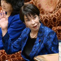 衆院予算委員会で質問に答えるため挙手する高市早苗首相＝国会内で2025年12月11日午前9時4分、平田明浩撮影