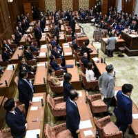 賛成多数で2025年度補正予算案が可決した衆院予算委員会＝国会内で2025年12月11日午後0時40分、平田明浩撮影