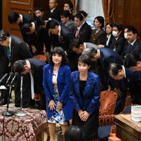 衆院予算委員会で2025年度補正予算案が賛成多数で可決し、一礼する高市早苗首相（前列右端）と閣僚ら＝国会内で2025年12月11日午後0時40分、平田明浩撮影