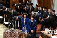 衆院予算委員会で2025年度補正予算案が賛成多数で可決し、一礼する高市早苗首相（前列右端）と閣僚ら＝国会内で2025年12月11日午後0時40分、平田明浩撮影