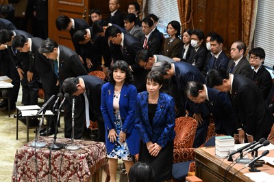 衆院予算委員会で2025年度補正予算案が賛成多数で可決し、一礼する高市早苗首相（前列右端）と閣僚ら＝国会内で2025年12月11日午後0時40分、平田明浩撮影